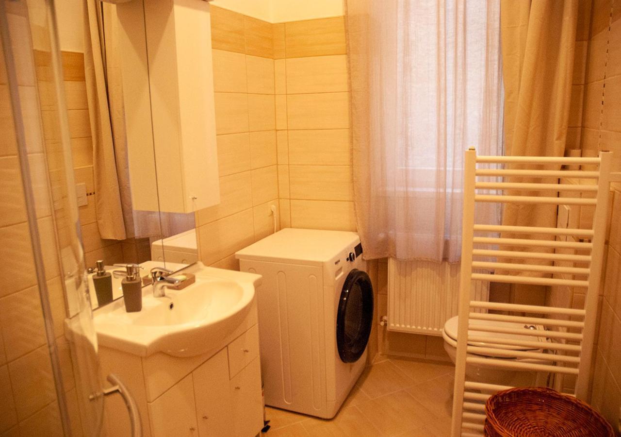 Western Apartman Budapest Exteriör bild